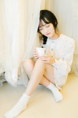 中午妈妈在厨房做饭